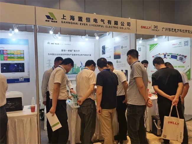 　置恒向行業(yè)專家領導介紹產(chǎn)品